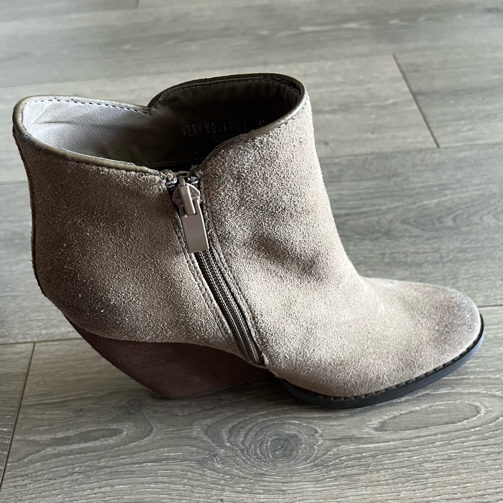 NWT Very Volatile Whitby Distressed Suede & Leather Bootie Color Khaki Size 7.5 - Picture 12 of 14